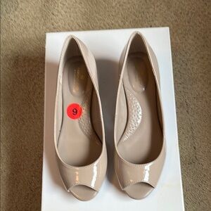 Bandolino Beige Patent Leather Heels